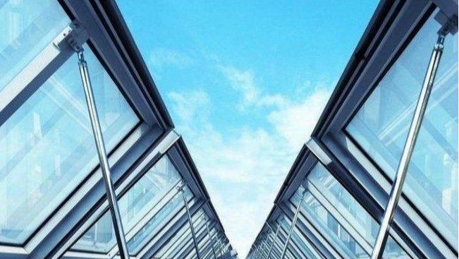 嫌上千塊的斷橋鋁門窗貴，用了幾百元的，住了幾年后我們在對比下